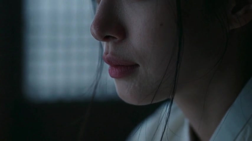 흐트러진 머리카락 사이로 보이는 입술
