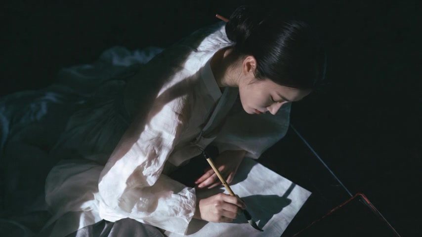 종이 위에 붓을 댄 손