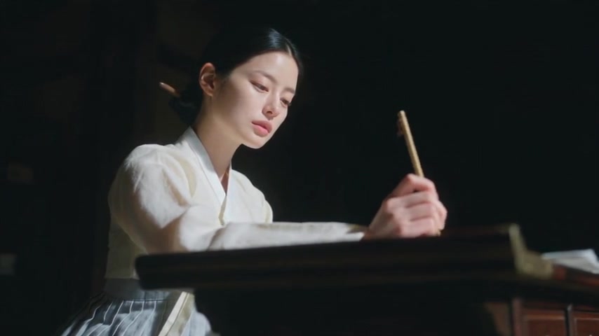 무표정하게 써 내려가는 옆얼굴